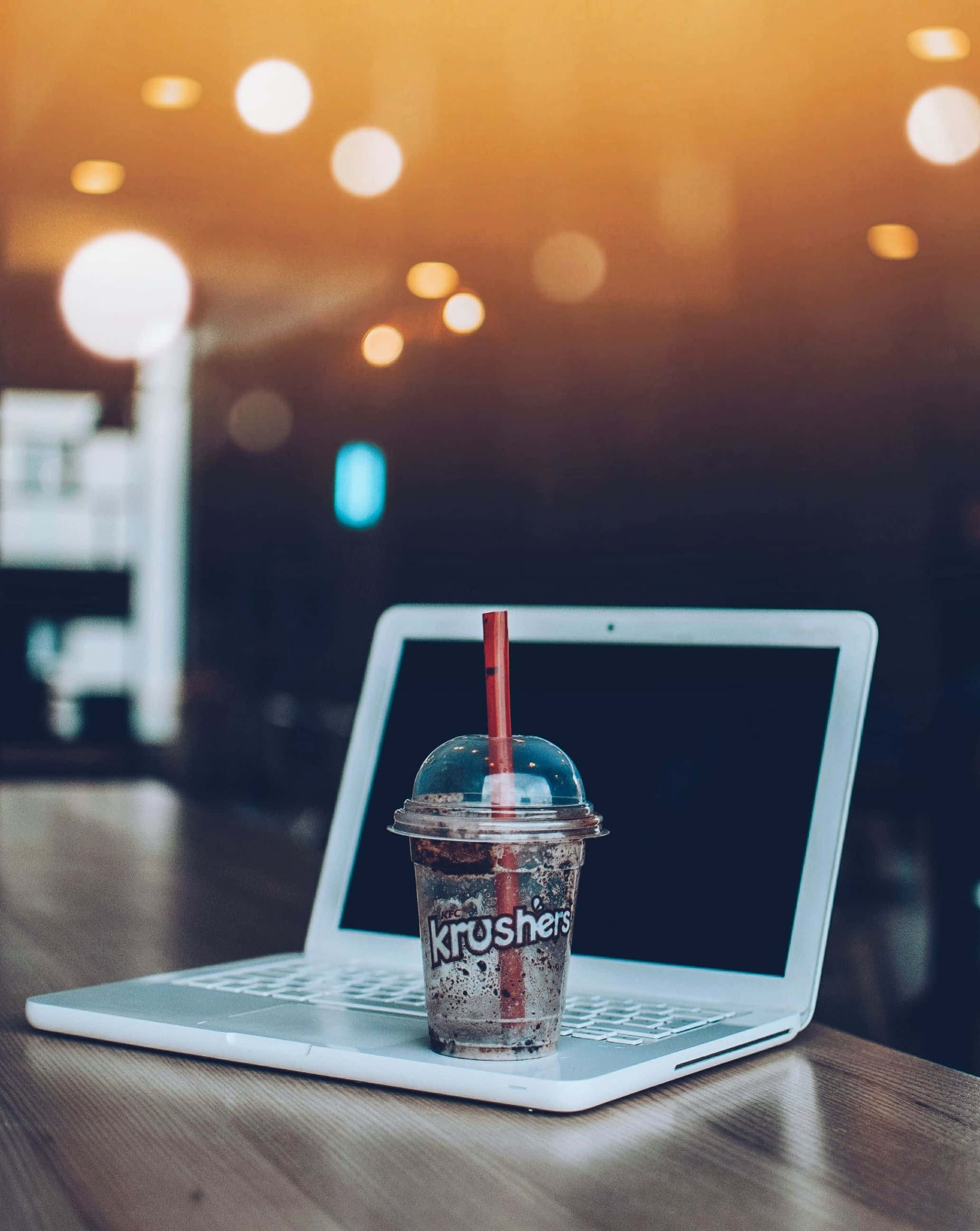 Una laptop elegante, llamativa y estética para todas tus necesidades. Fondos de pantalla