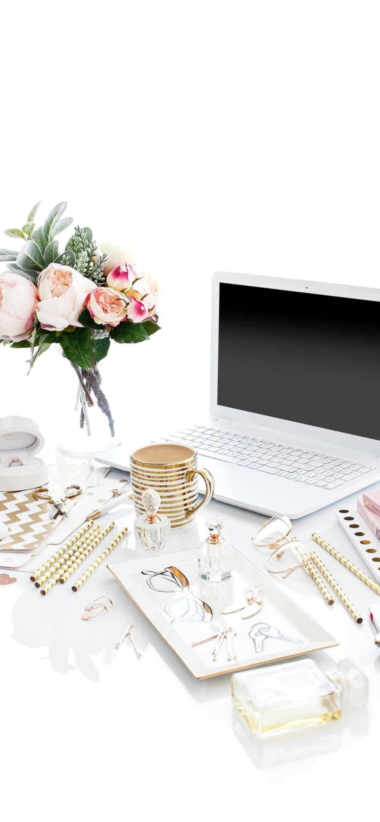 una laptop, un jarrón y una taza de café Fondos de pantalla