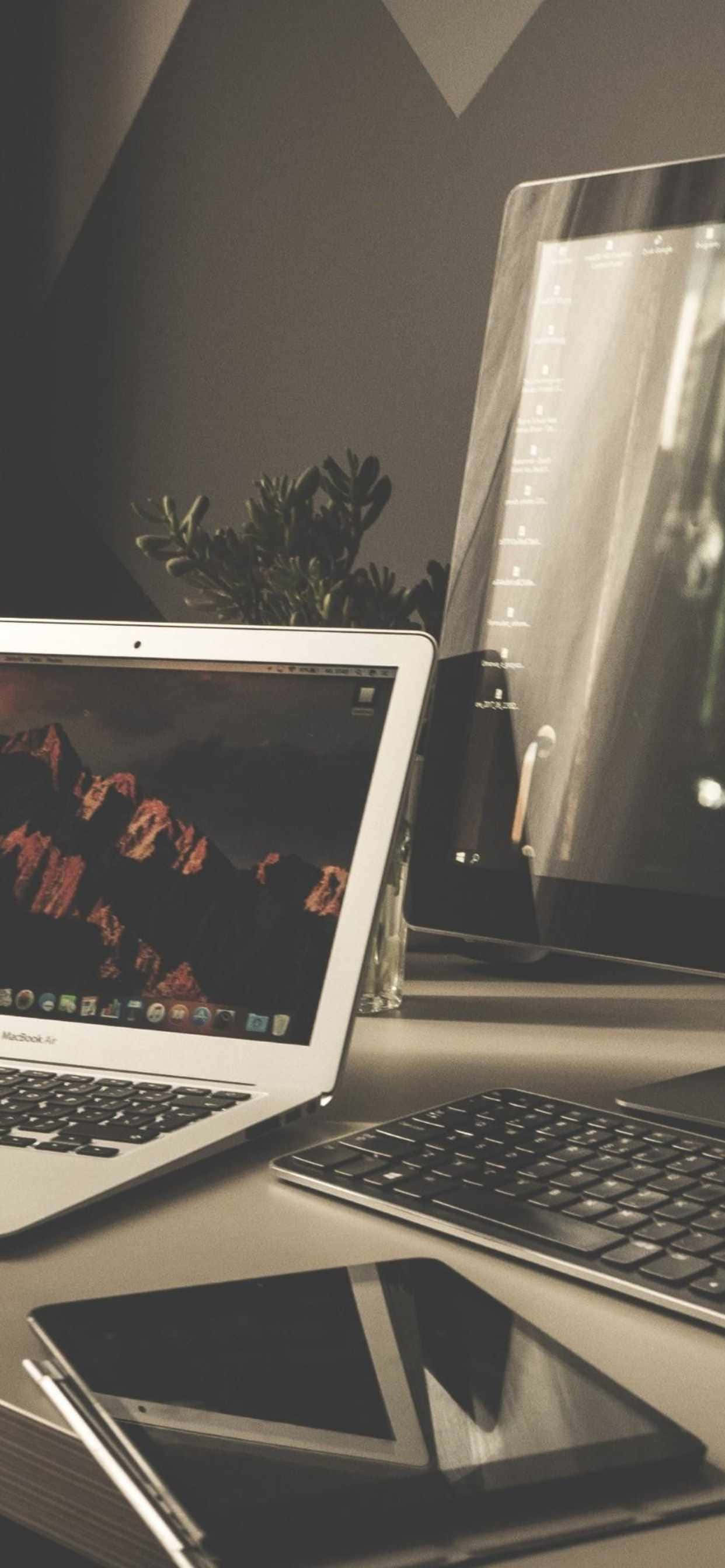 una laptop, una tableta y un teléfono sobre un escritorio Fondos de pantalla