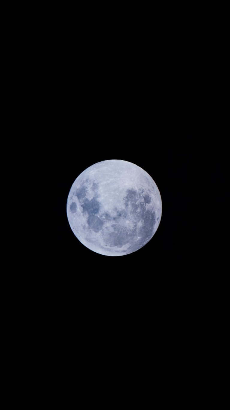 una luna llena se ve en el cielo oscuro Fondos de pantalla