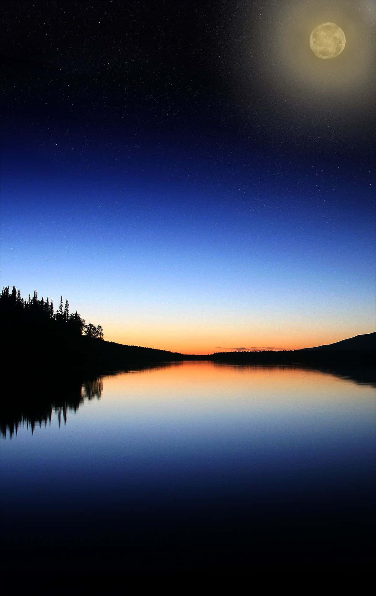 una luna reflejada en un lago de noche Fondos de pantalla