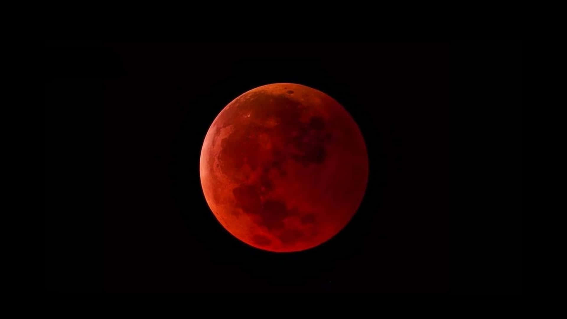 una luna roja se ve en el cielo Fondos de pantalla