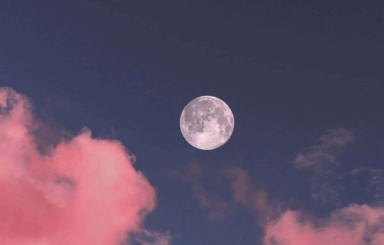 una luna rosa con nubes en el cielo Fondos de pantalla