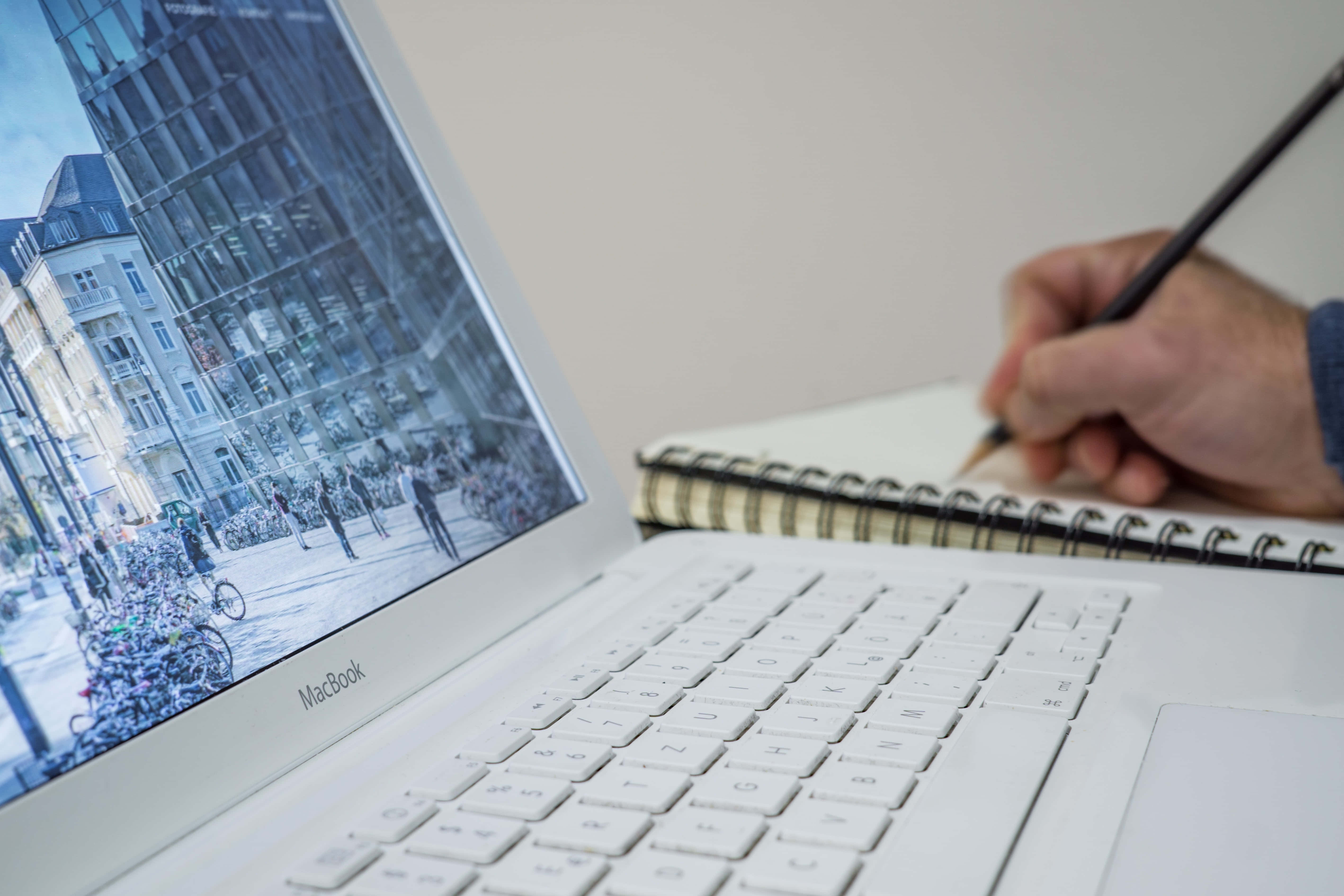 Una Macbook estética, una pieza de tecnología moderna y con estilo Fondos de pantalla