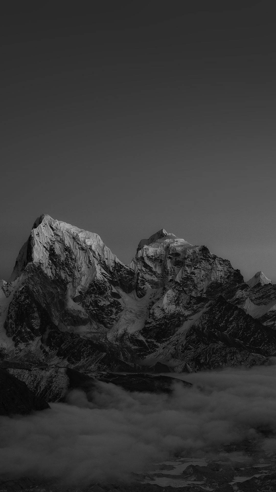 Una majestuosa cumbre montañosa en blanco y negro. Fondos de pantalla