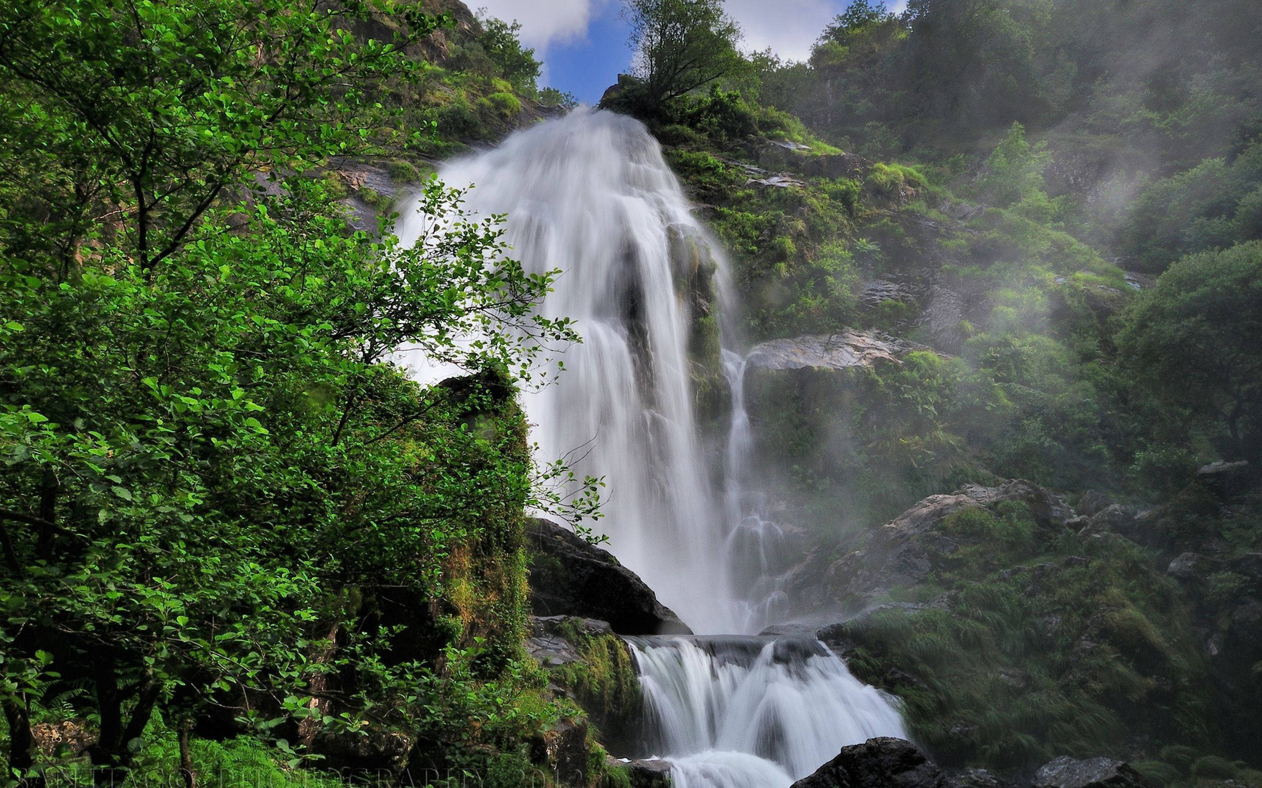 Una majestuosa cascada de montaña. Fondos de pantalla