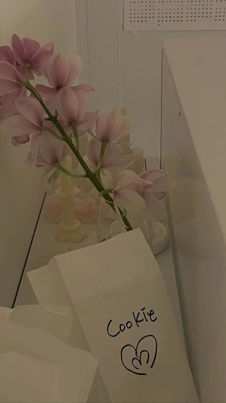 una mesa blanca con una flor encima Fondos de pantalla