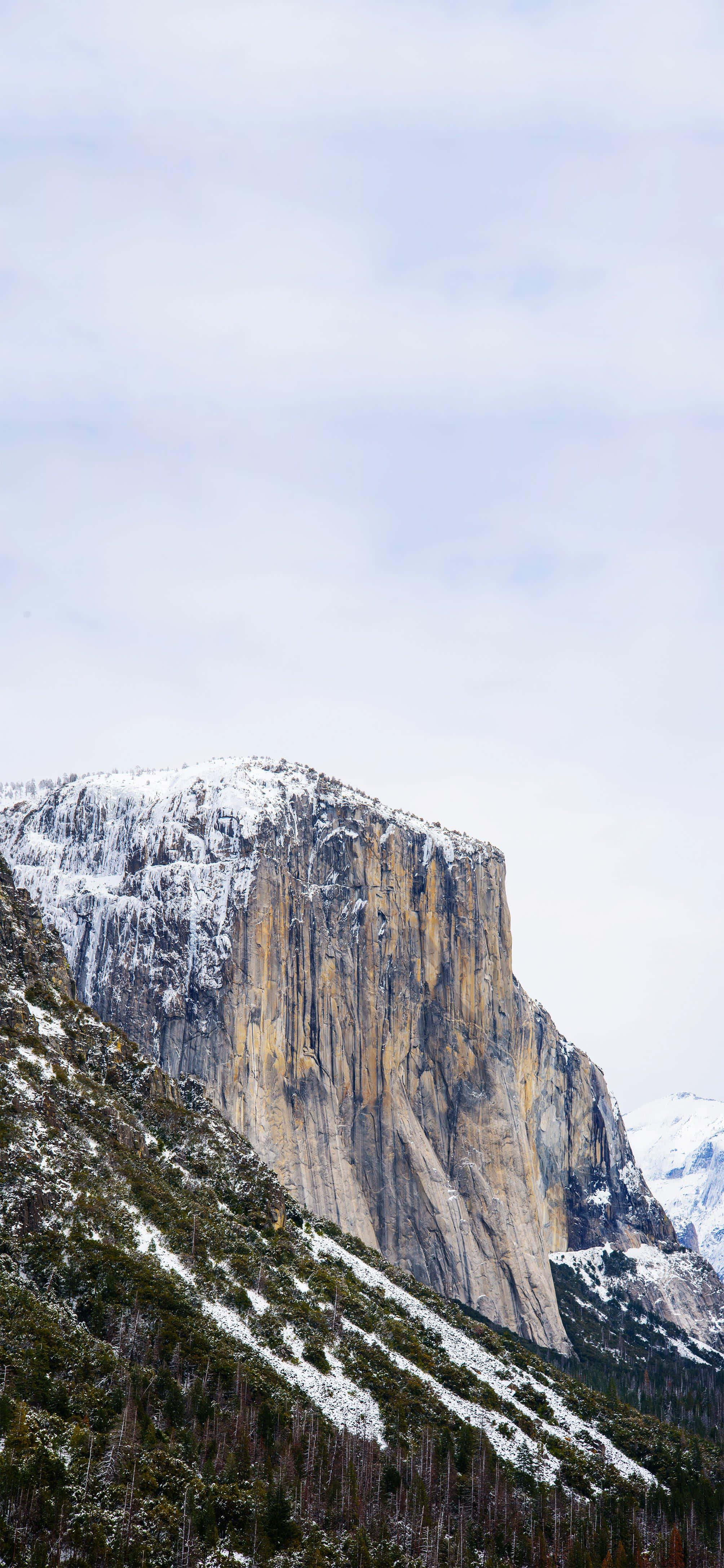 una montaña con nieve Fondos de pantalla
