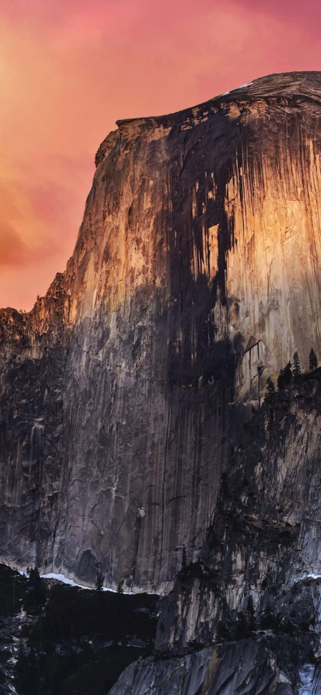una montaña con un atardecer detrás Fondos de pantalla