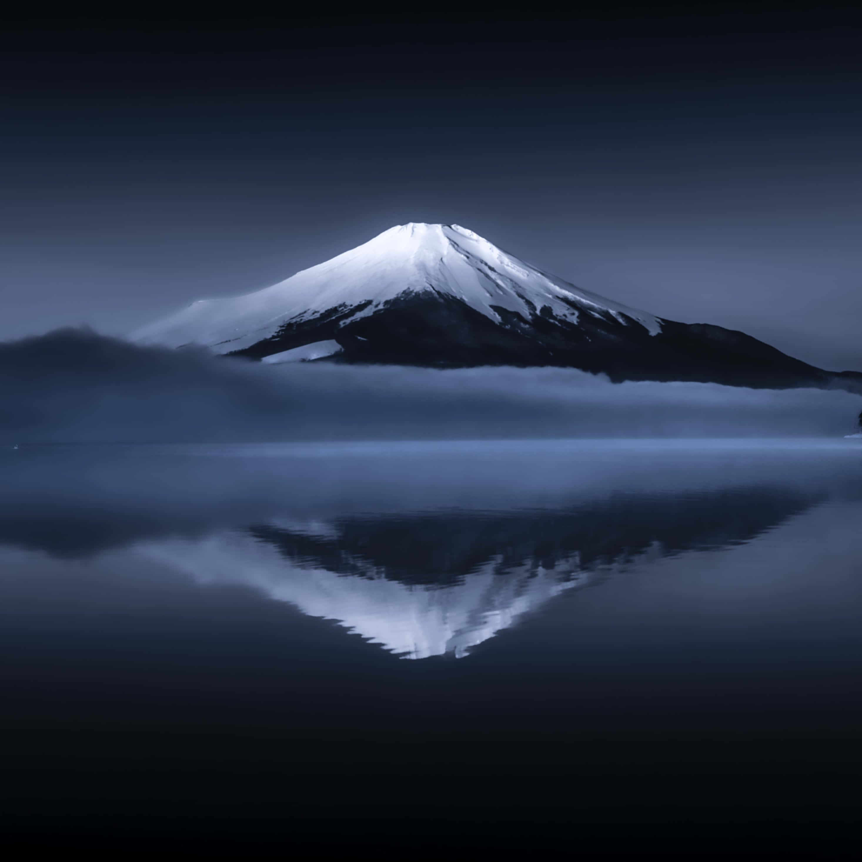 una montaña reflejada en un lago de noche Fondos de pantalla