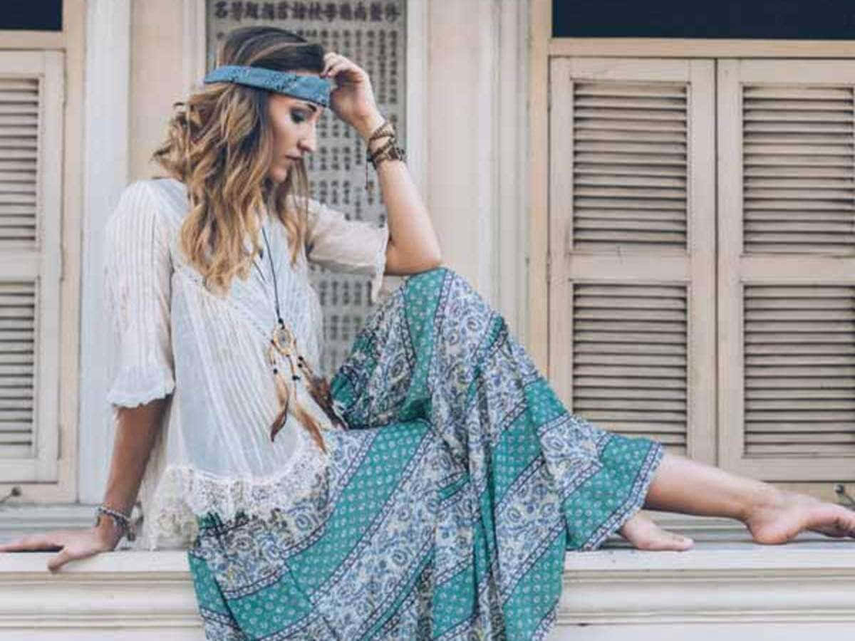 una mujer con falda larga y diadema sentada en una repisa Fondos de pantalla