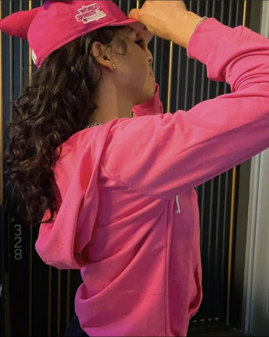 una mujer con sudadera rosa y gorra Fondos de pantalla