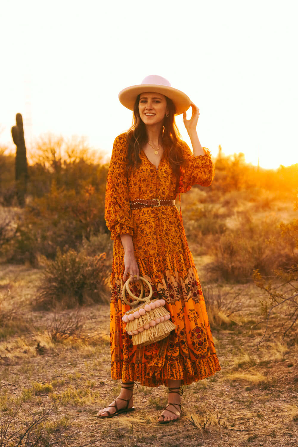 una mujer con vestido y sombrero naranjas en el desierto Fondos de pantalla
