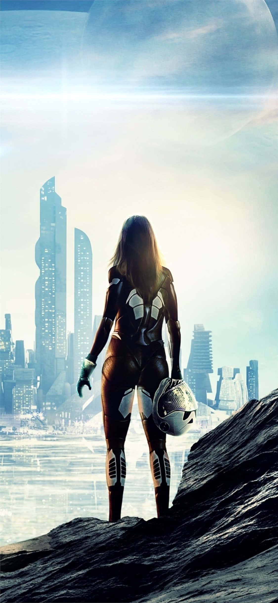 una mujer en el espacio parada sobre una roca con una ciudad detrás de ella Fondos de pantalla