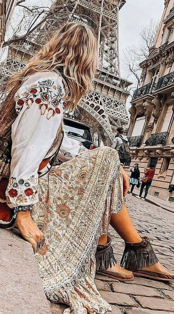 una mujer sentada en los escalones de la torre Eiffel Fondos de pantalla