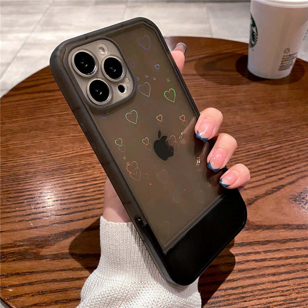 una mujer sosteniendo una funda de iPhone 11 con corazones Fondos de pantalla
