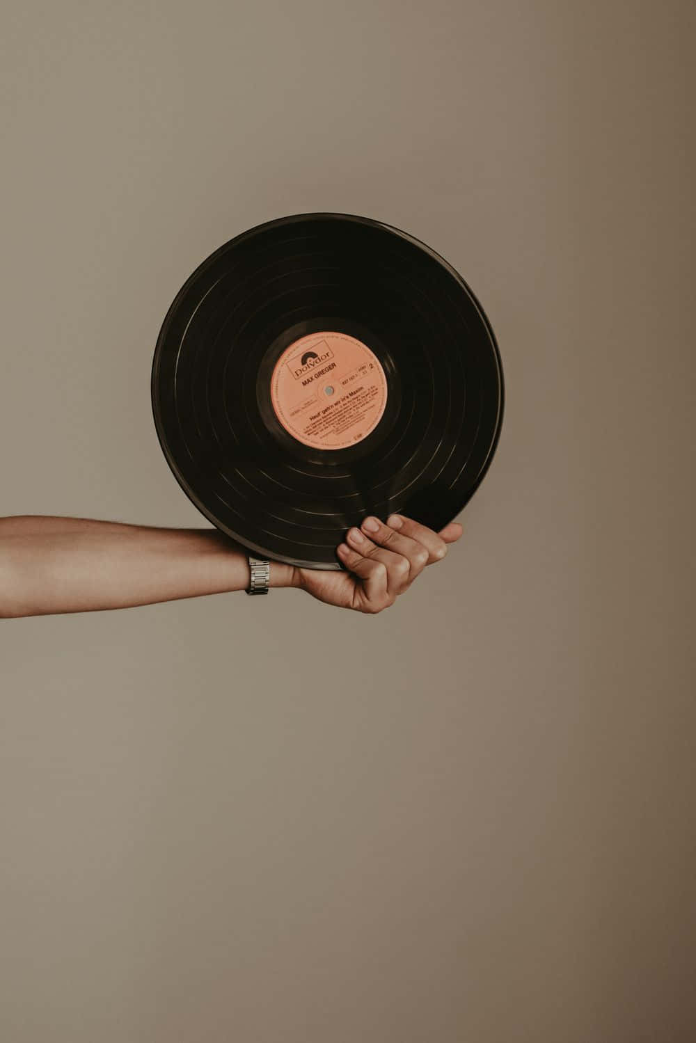 una mujer sosteniendo un disco en su mano Fondos de pantalla