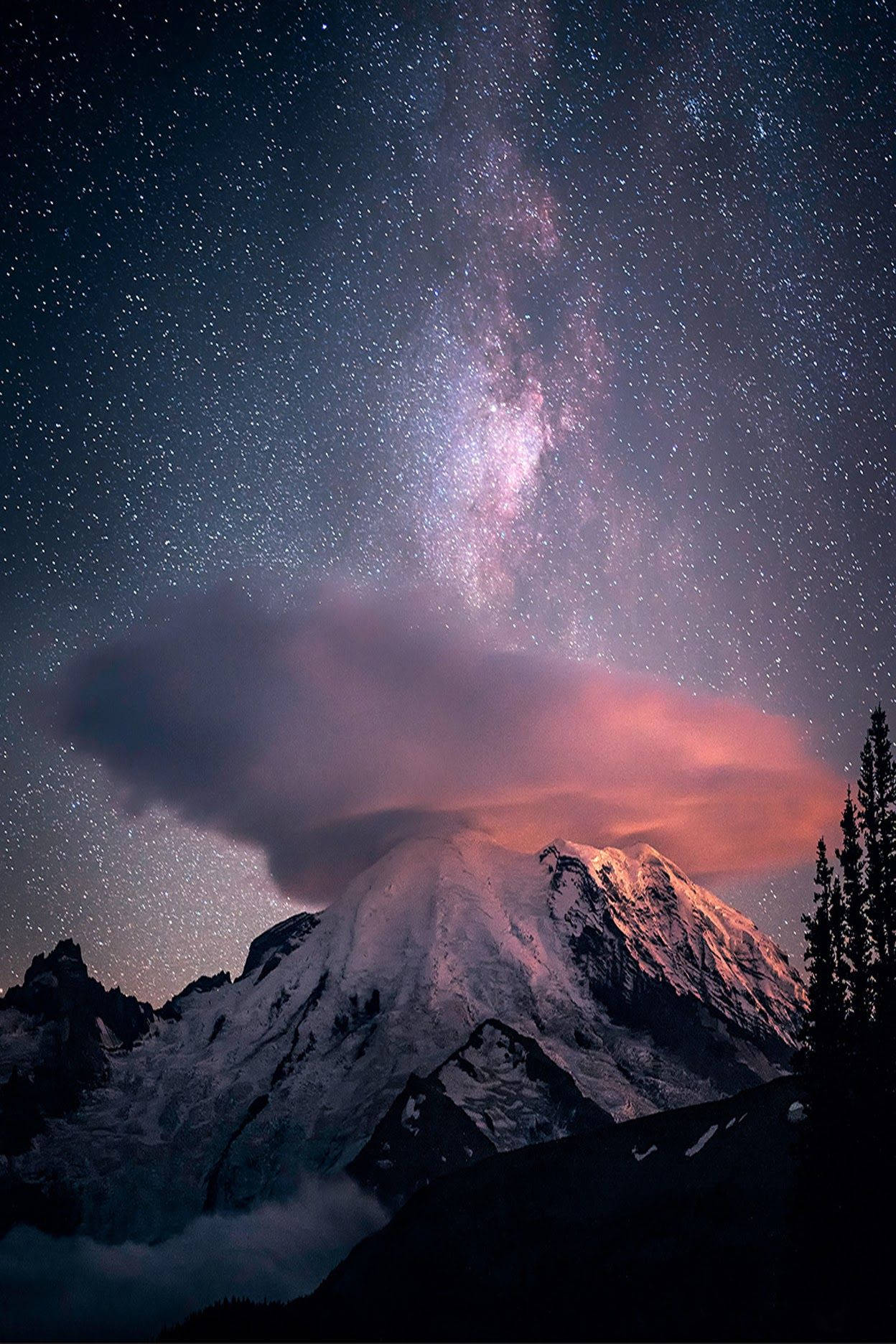 Pico montañoso nevado en una noche estrellada fondo de pantalla iPhone