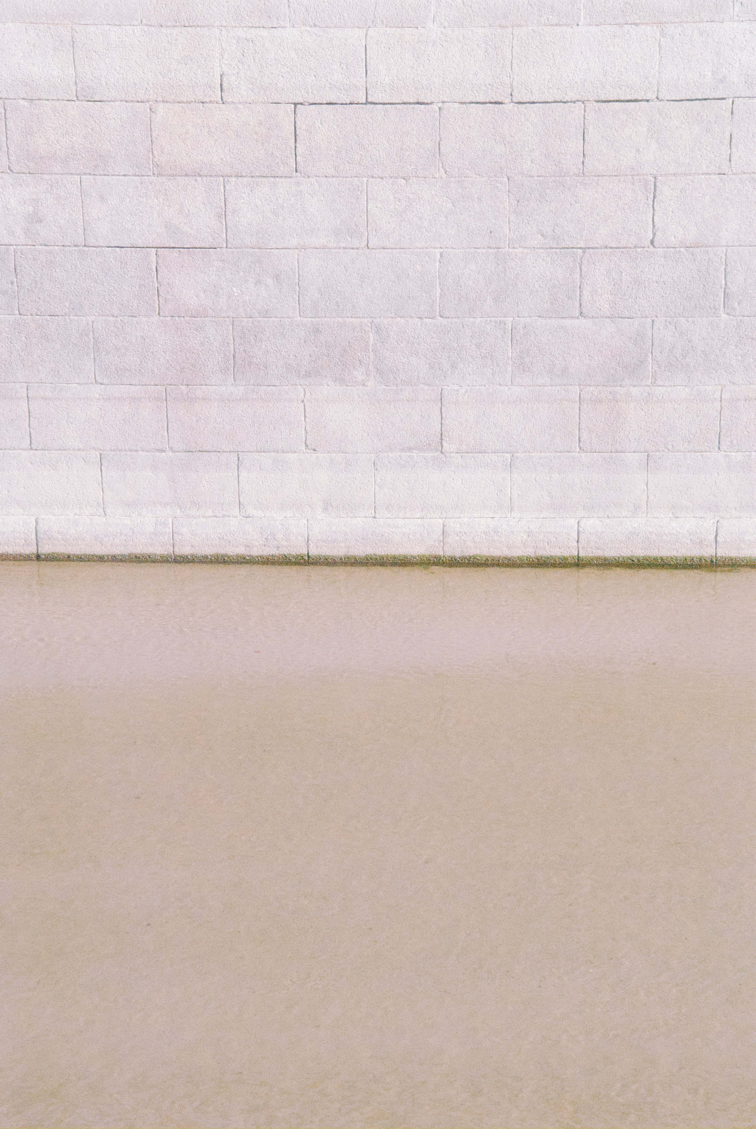 Una pared de ladrillos blancos desgastada Fondos de pantalla
