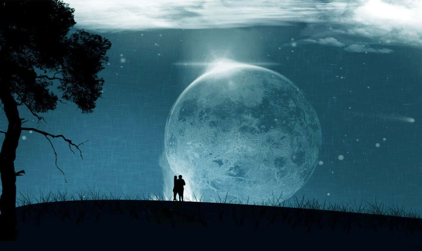 una pareja de pie en una colina con la luna al fondo Fondos de pantalla