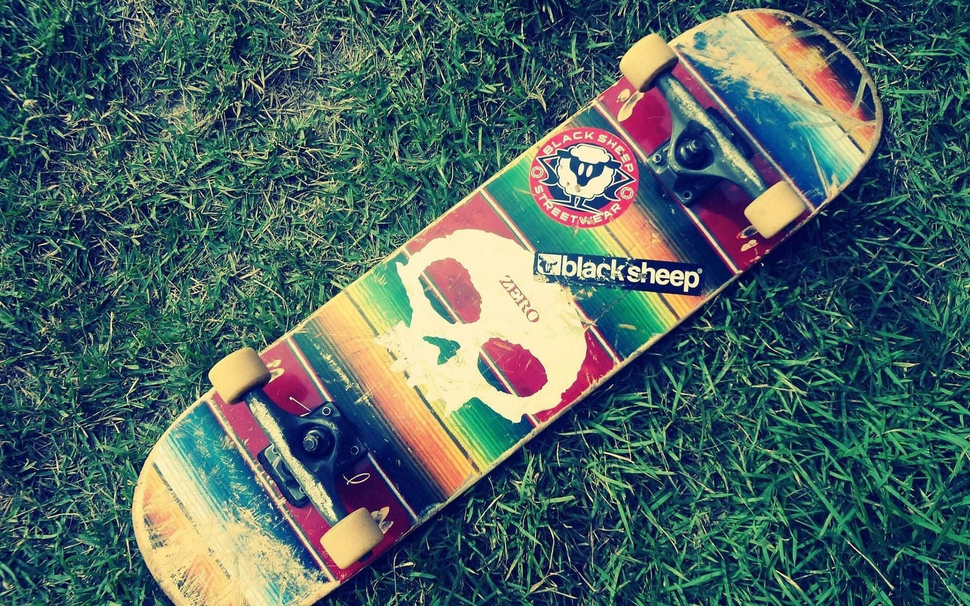 una patineta sobre el pasto Fondos de pantalla
