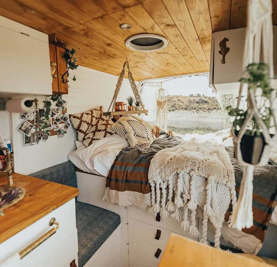 una pequeña casa rodante con cama y mesa de noche Fondos de pantalla