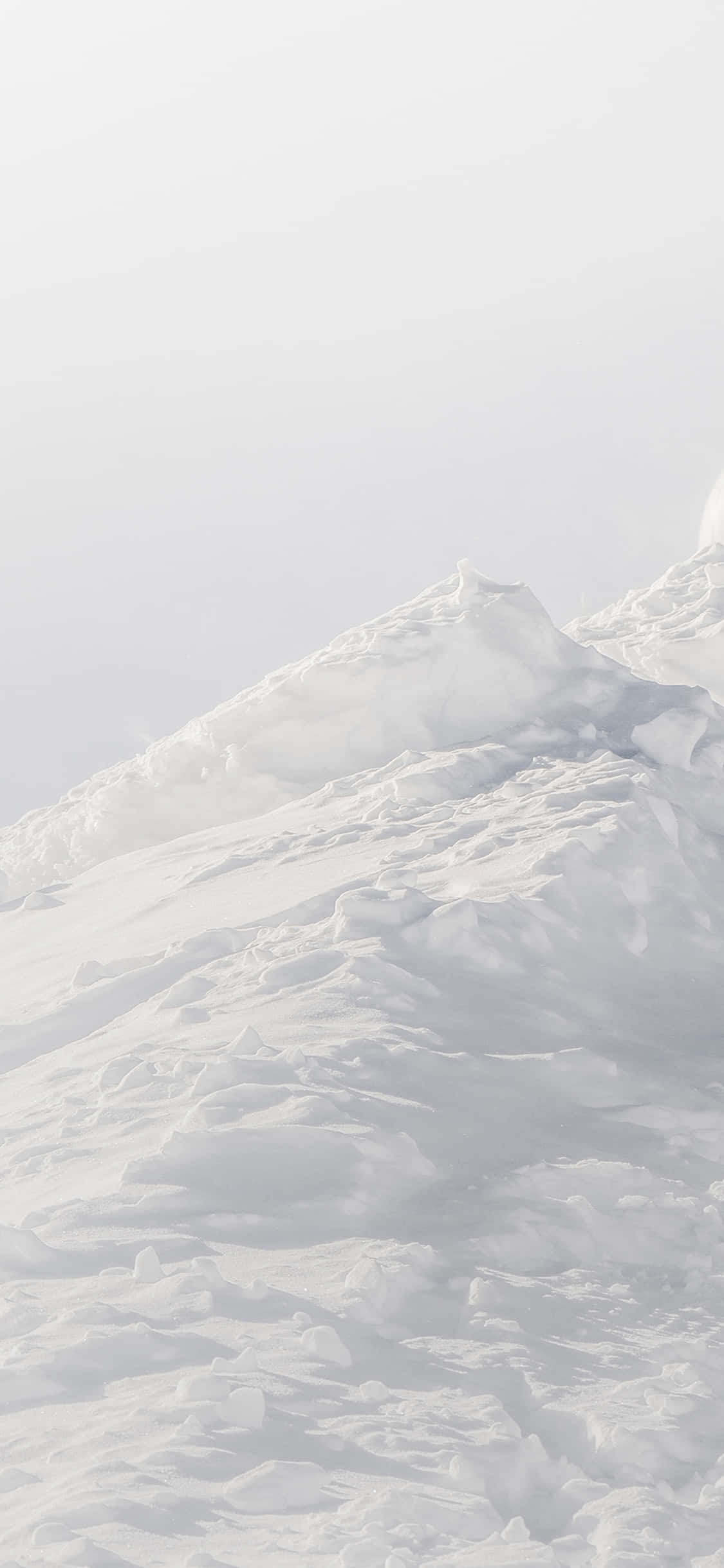 una persona esquía en una pendiente cubierta de nieve Fondos de pantalla