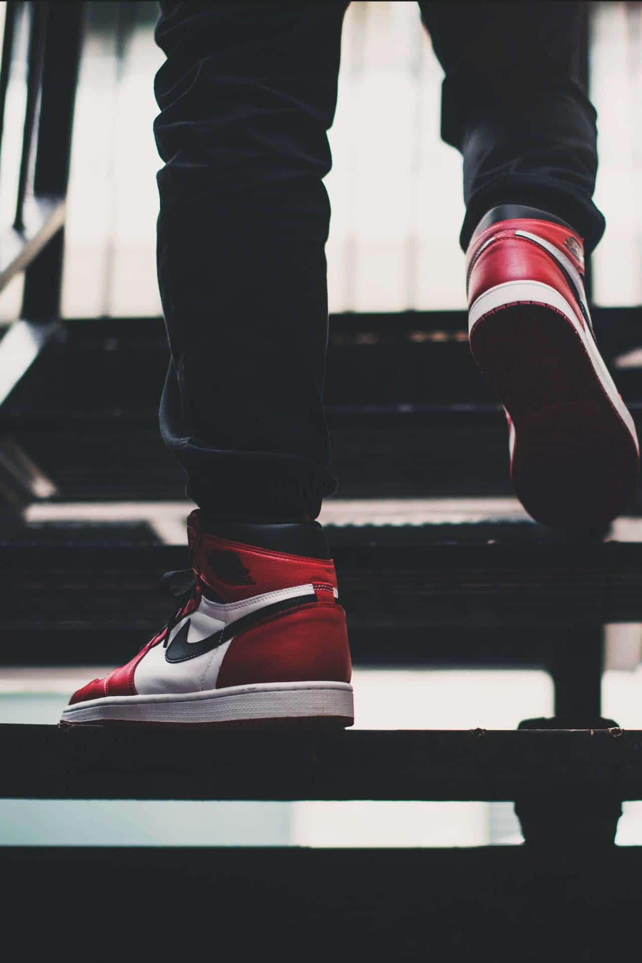 una persona está parada en escaleras usando tenis rojos y blancos Fondos de pantalla