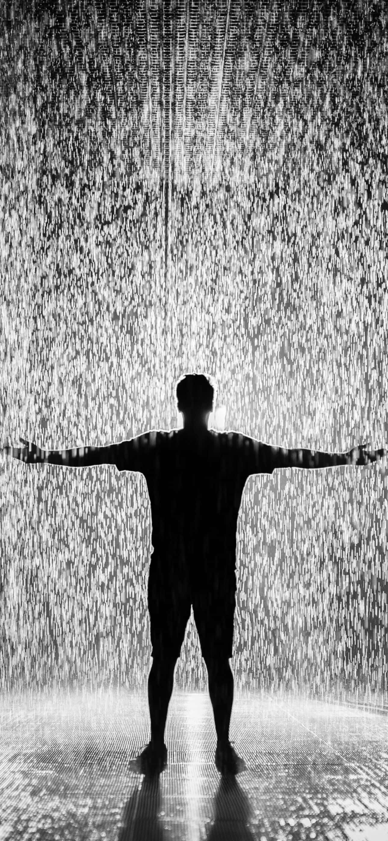 una persona parada en una fuente de agua Fondos de pantalla