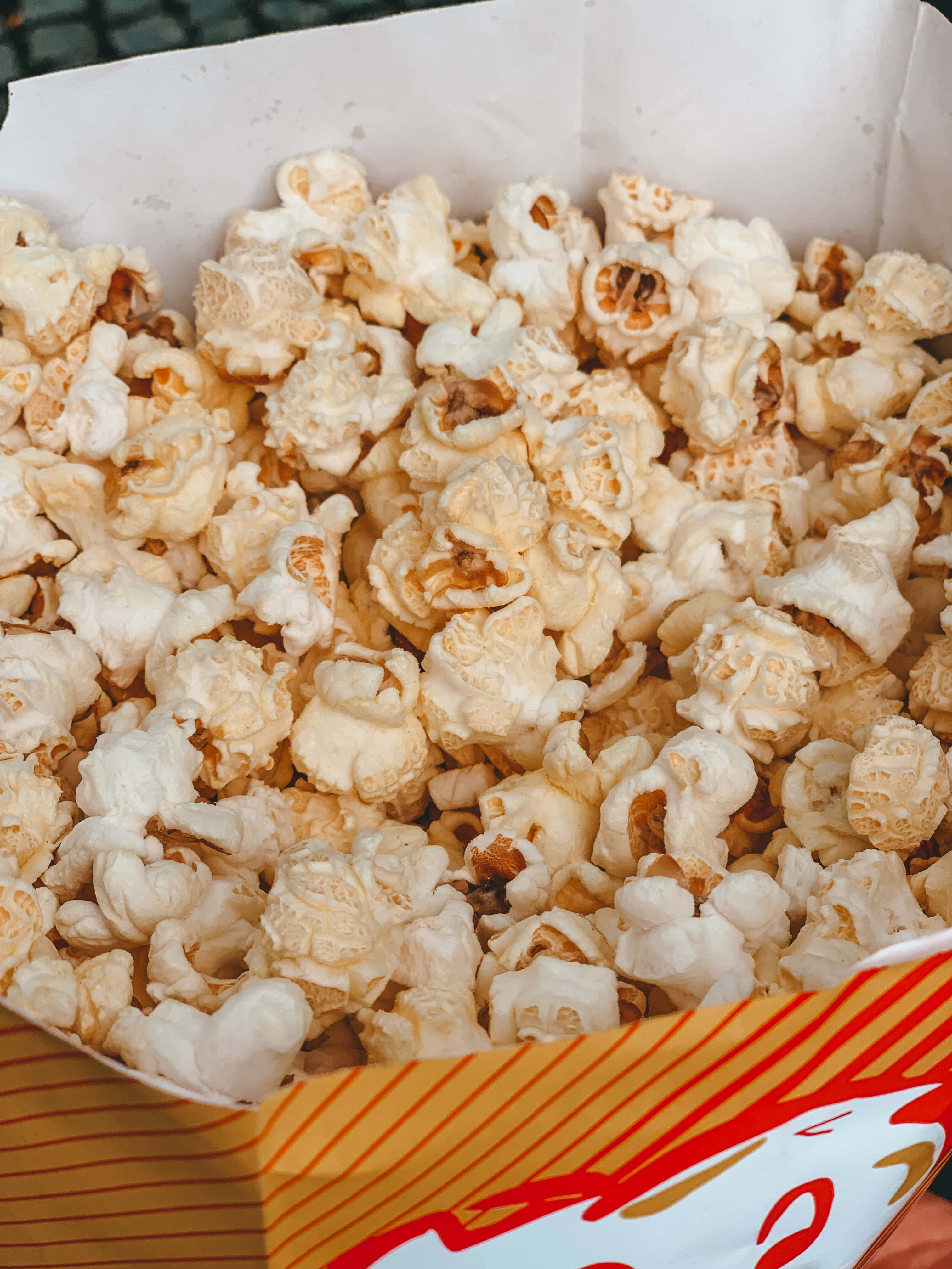 una persona sosteniendo una caja de palomitas Fondos de pantalla