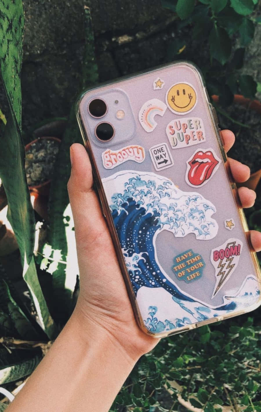 una persona sosteniendo una funda para teléfono con calcomanías Fondos de pantalla