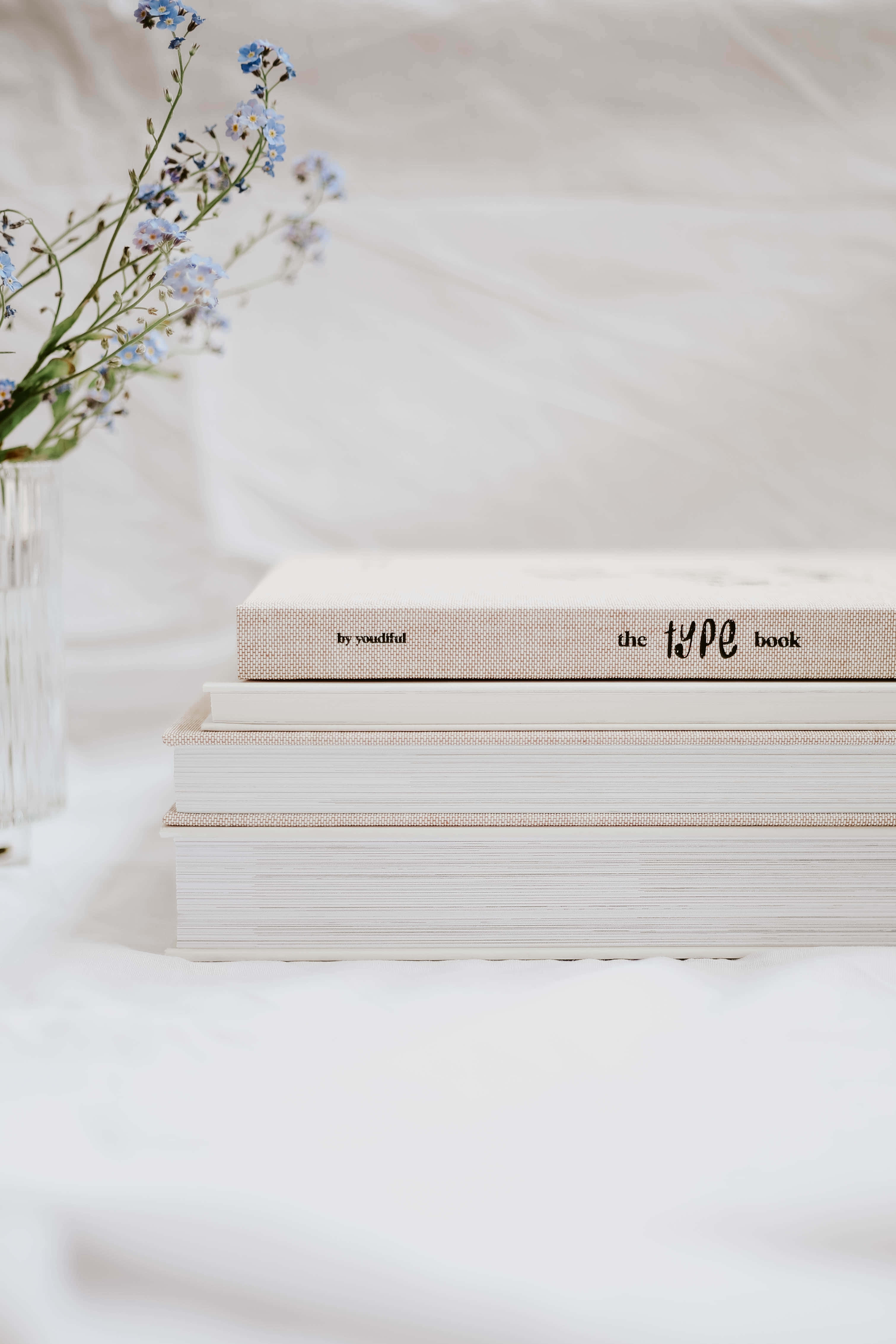una pila de libros con flores encima Fondos de pantalla