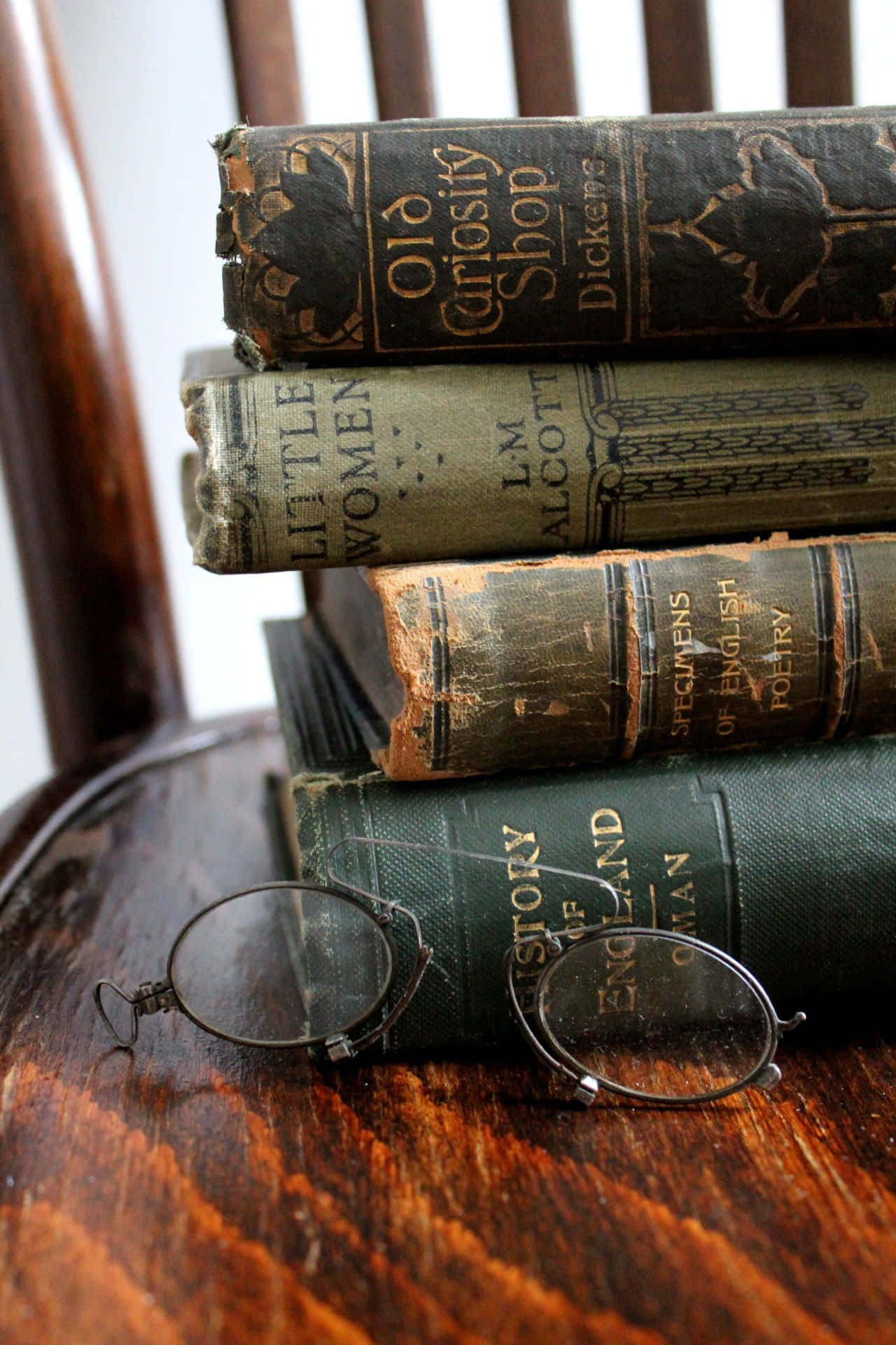 Una pila de libros sobre una silla de madera Fondos de pantalla