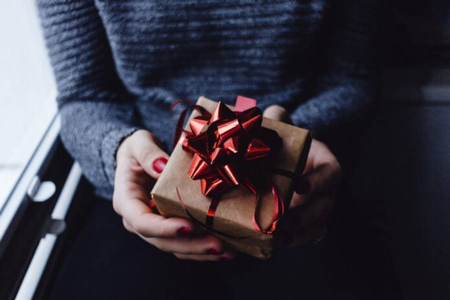 Una pila de regalos navideños elegantemente envueltos bajo el árbol Fondos de pantalla