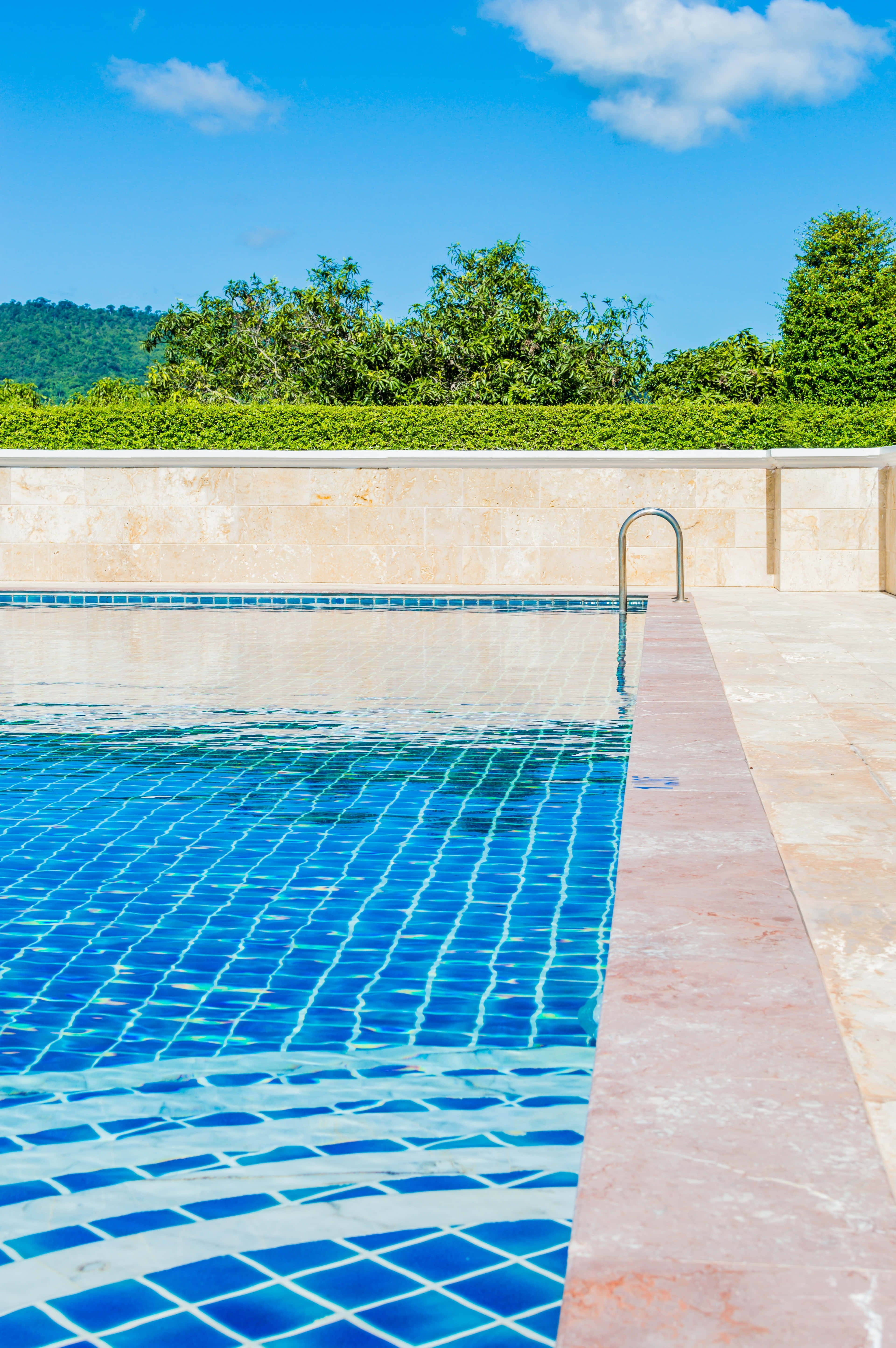 una piscina con piso de azulejos azules Fondos de pantalla