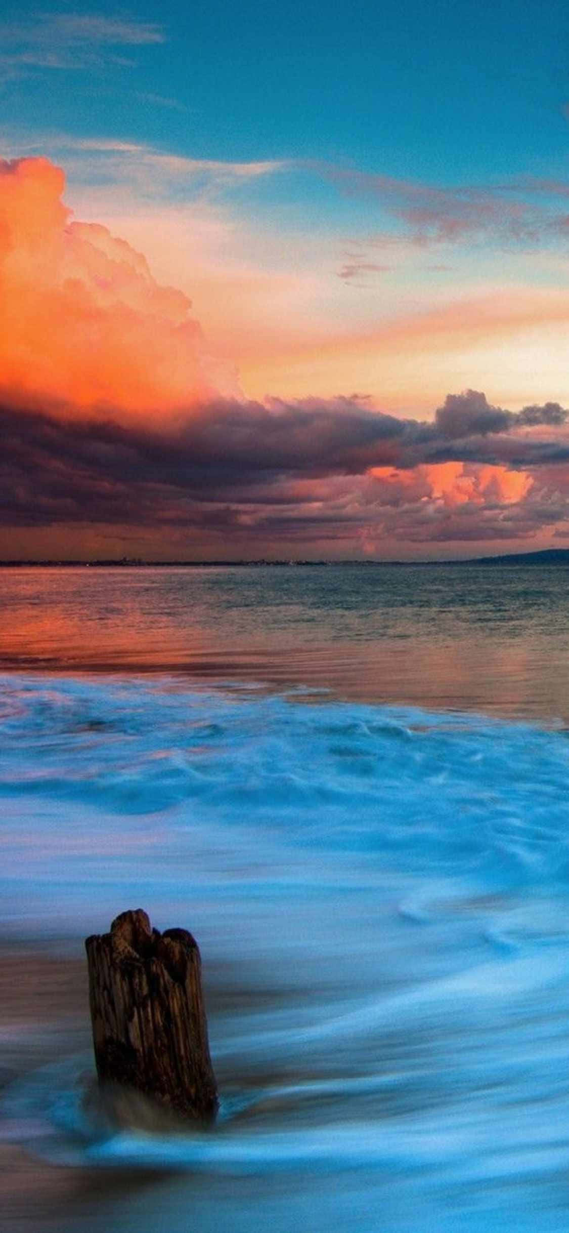 Una puesta de sol idílica sobre Malibú, California vista a través del lente de un iPhone Xs Fondos de pantalla