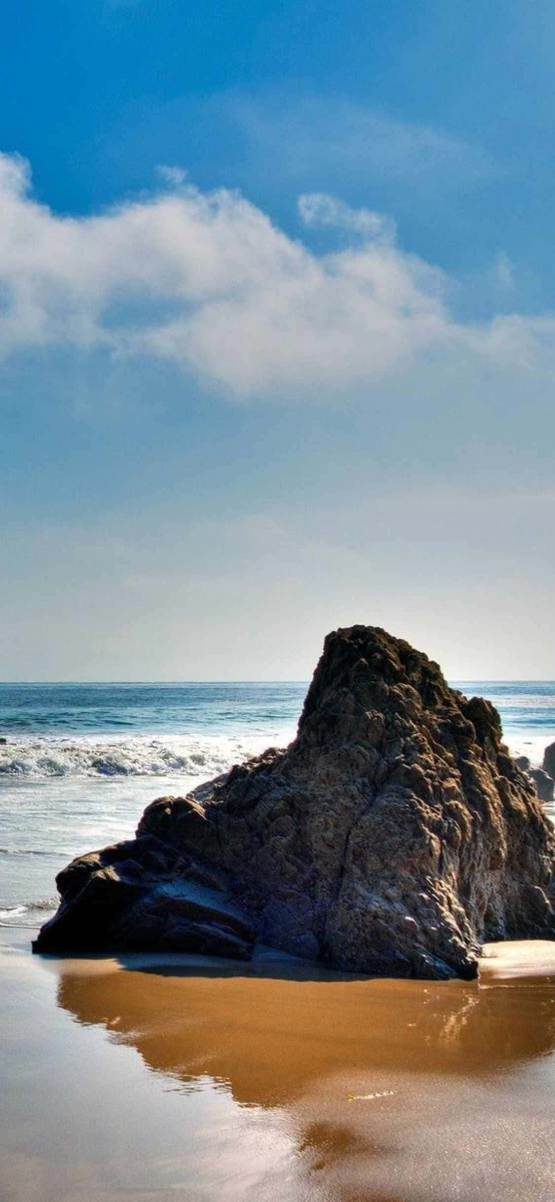 una roca en la playa Fondos de pantalla