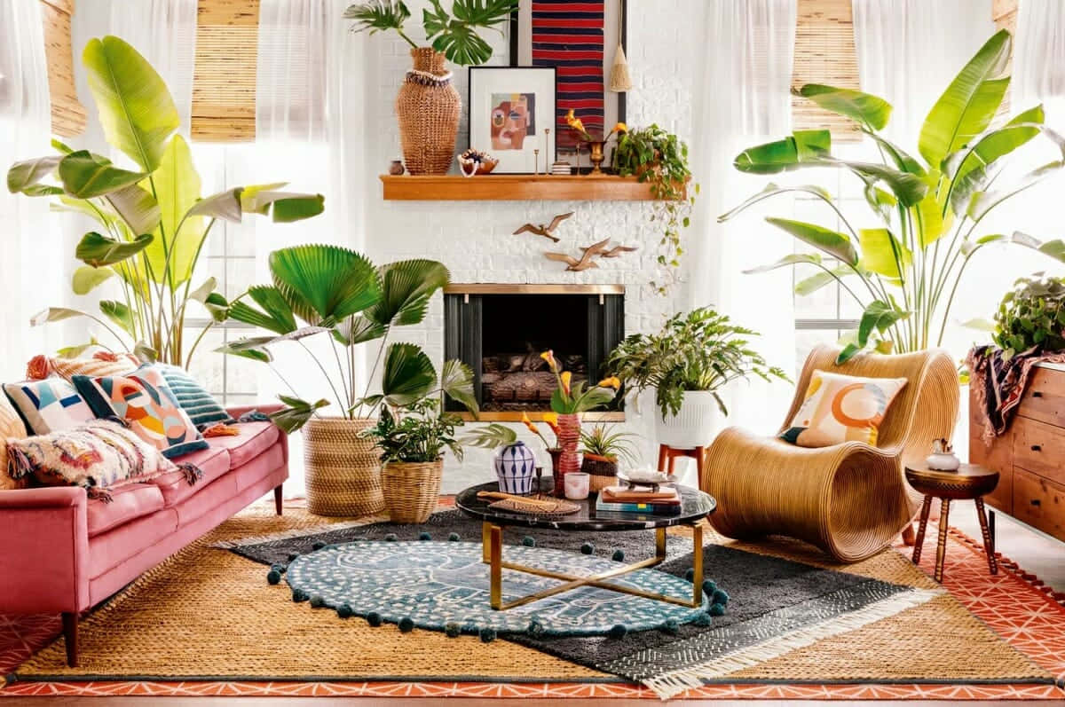 una sala de estar con muchas plantas y muebles Fondos de pantalla