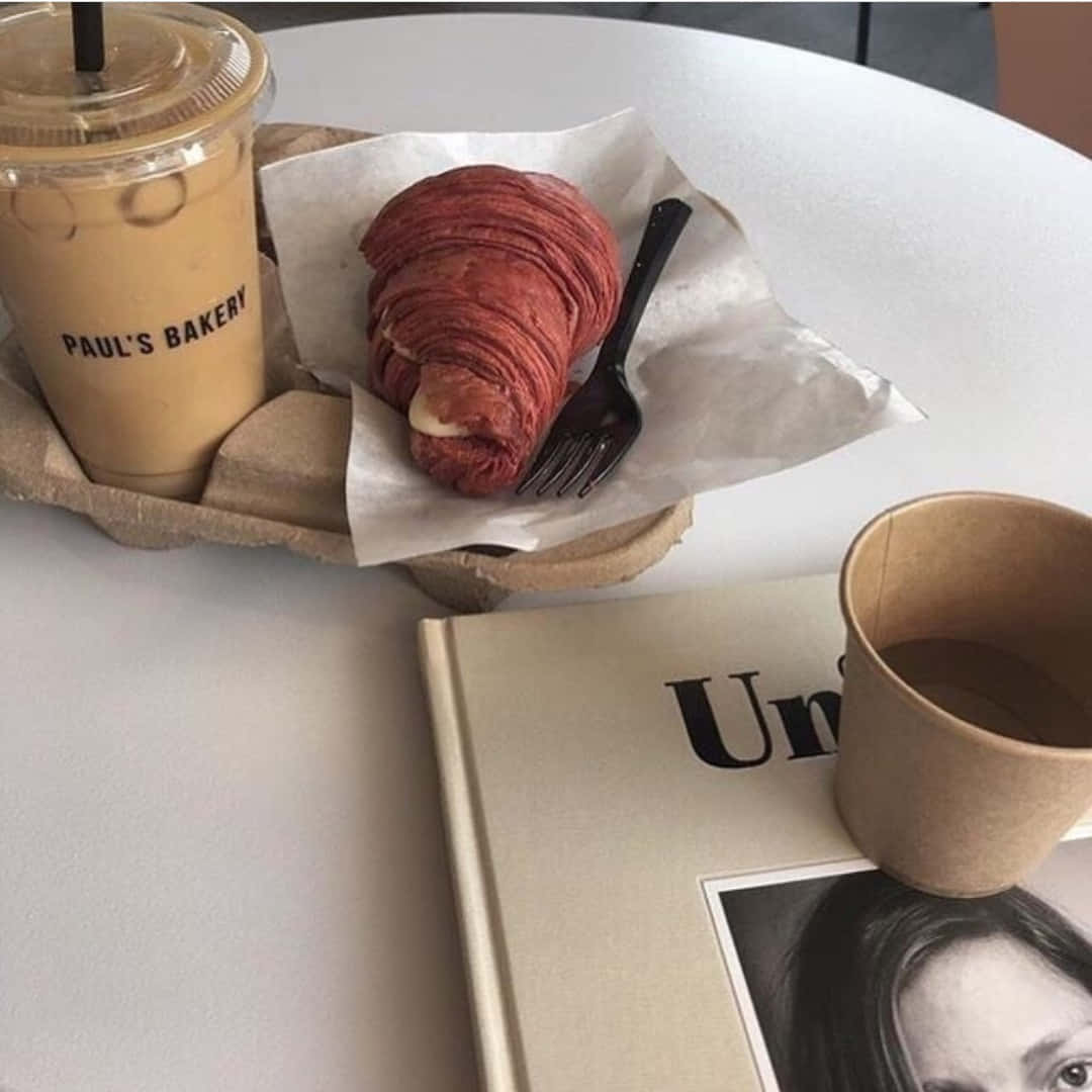 una taza de café sobre una mesa Fondos de pantalla
