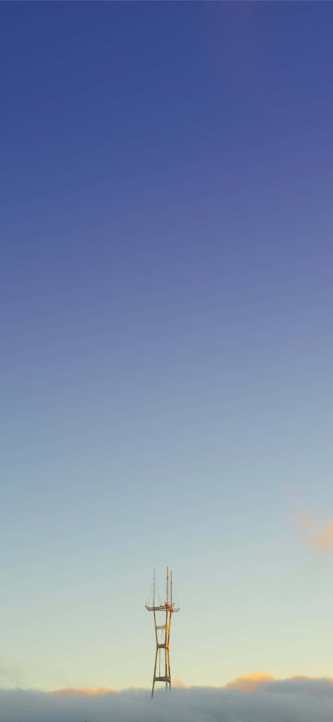 una torre telefónica erguida en la niebla Fondos de pantalla