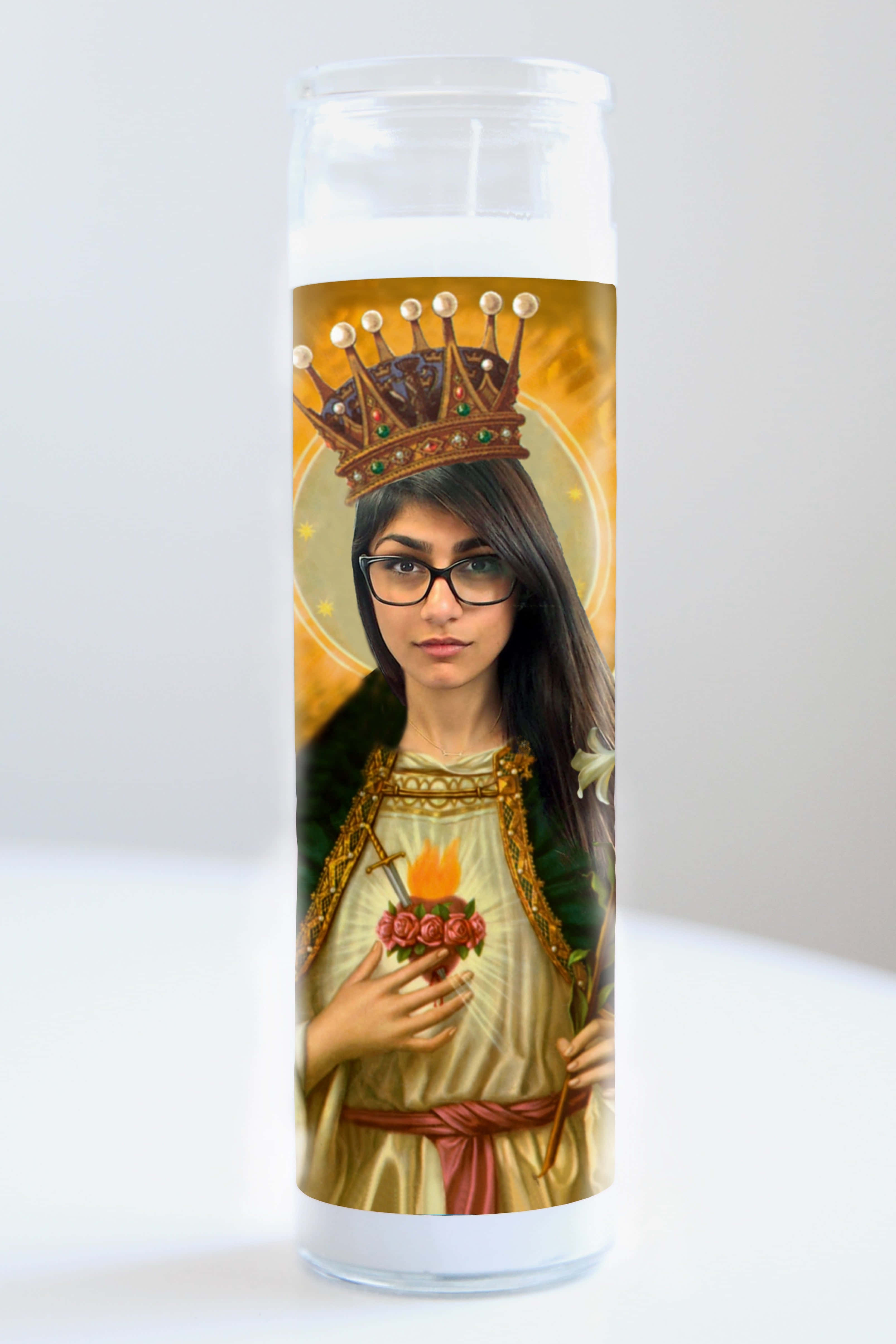 una vela con la imagen de una mujer sosteniendo una corona Fondos de pantalla