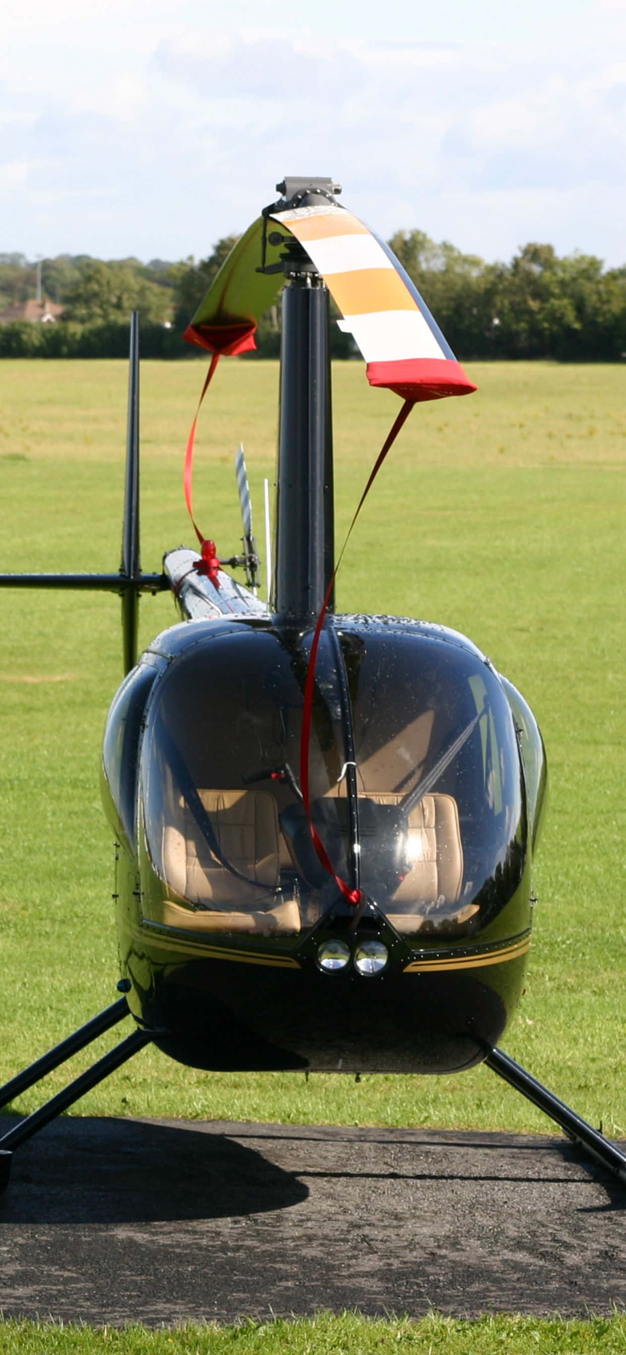 Una vista aérea de un prado forestal con un helicóptero flotando sobre él. Fondos de pantalla