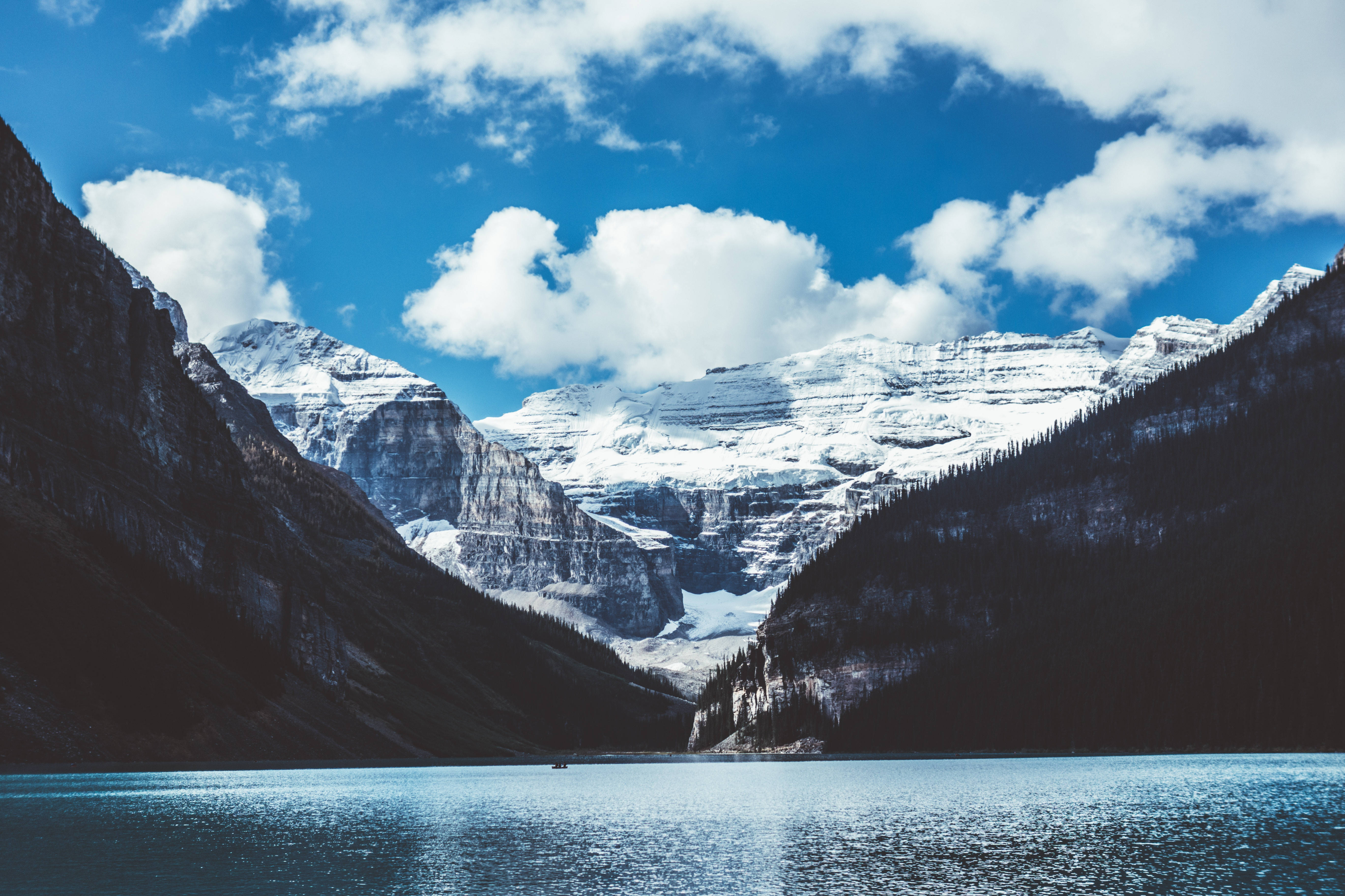 Una Vista del Pacífico Lago de Montaña Fondos de pantalla