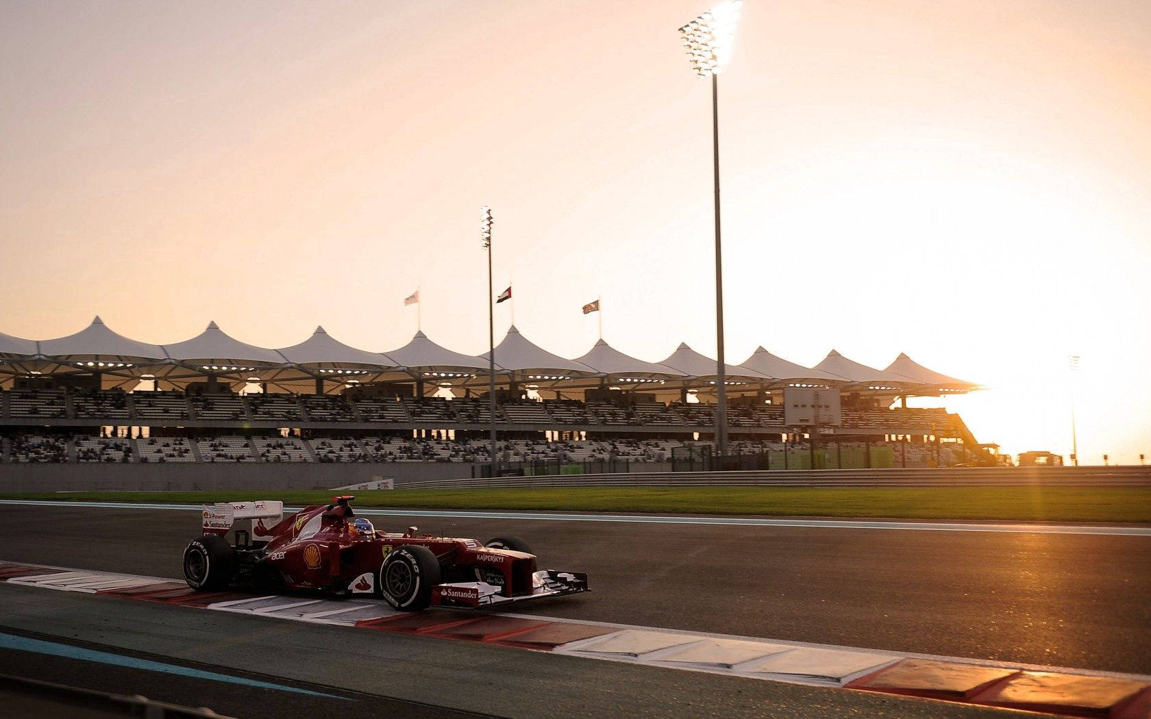 Una vista dinámica de un Ferrari de Fórmula 1 en la pista Fondos de pantalla