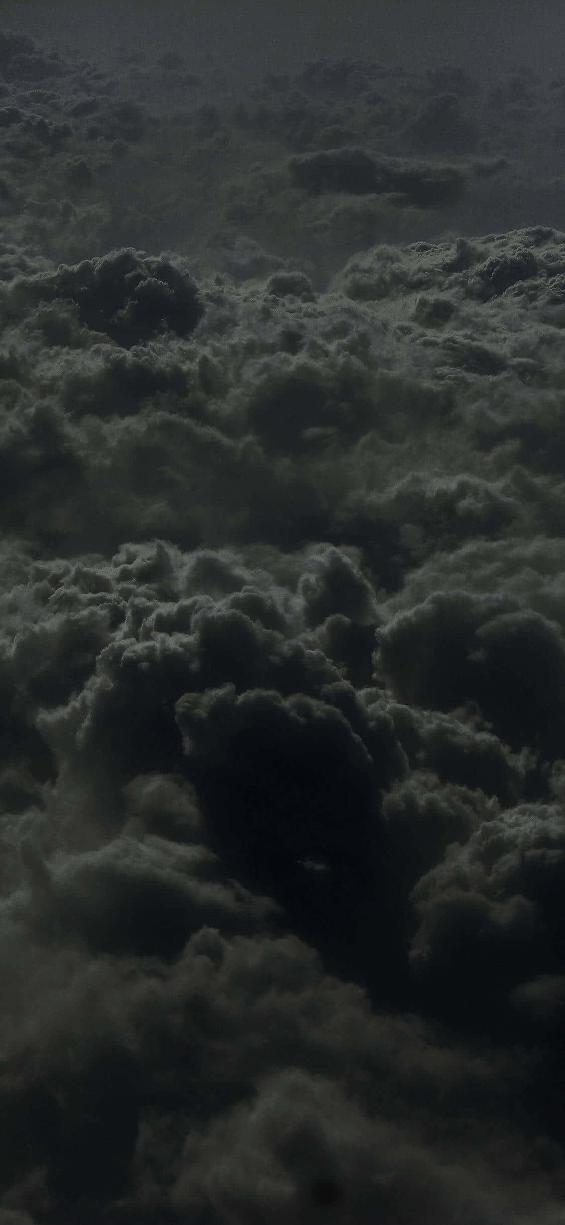 Una vista escénica de un cielo nublado al atardecer. Fondos de pantalla