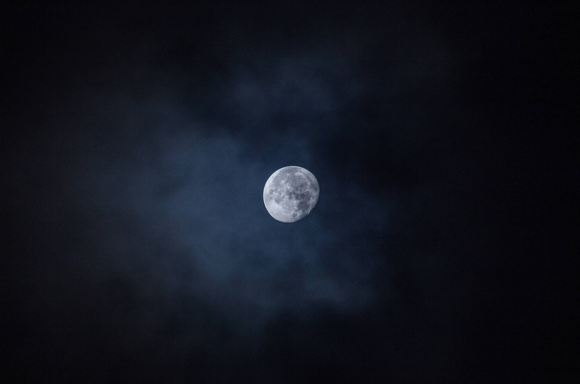 Luna brillante brillando en el cielo oscuro durante la medianoche. Luna llena arriba mostrando los cráteres.
