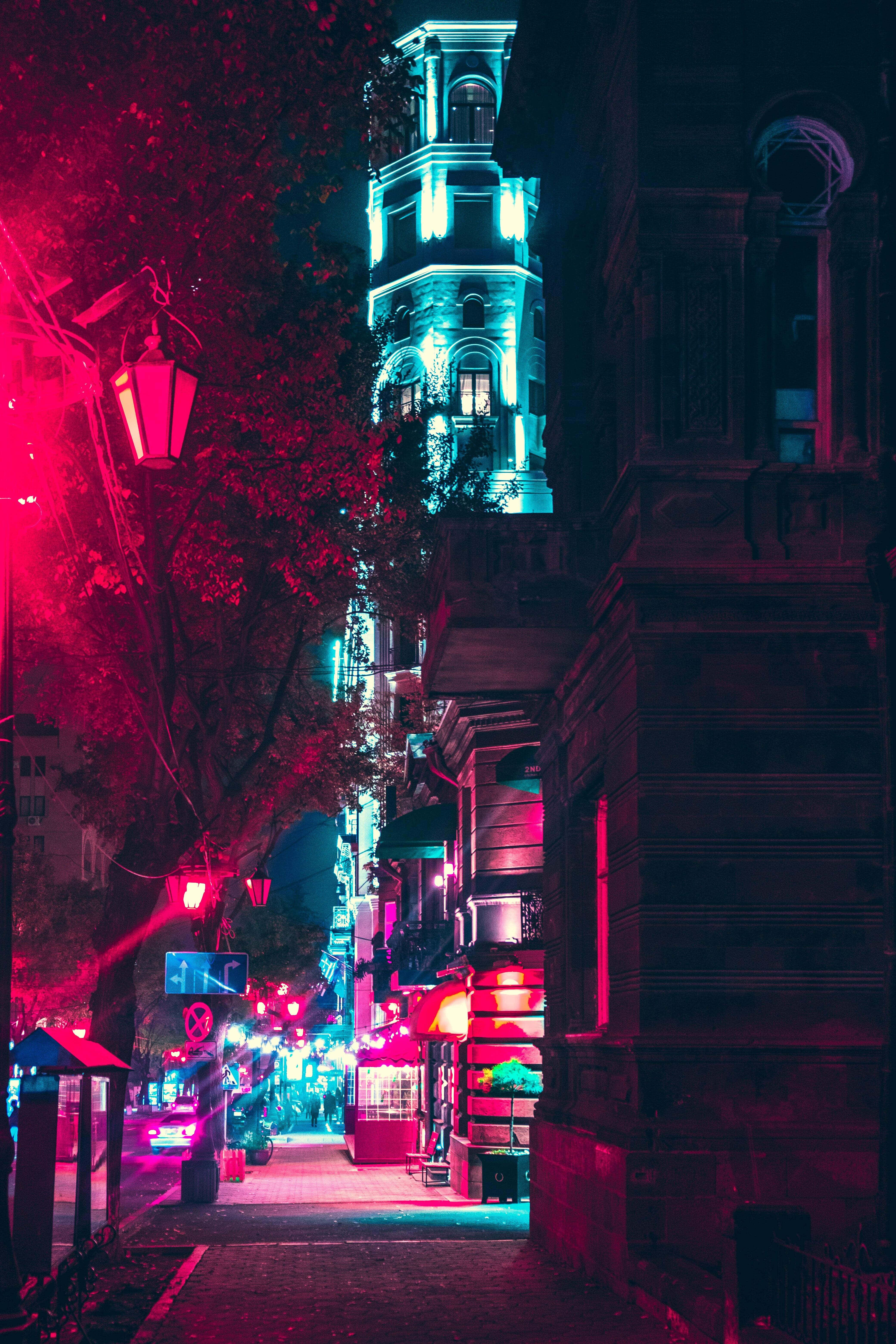 Una vista futurista de una ciudad iluminada con neón Fondos de pantalla