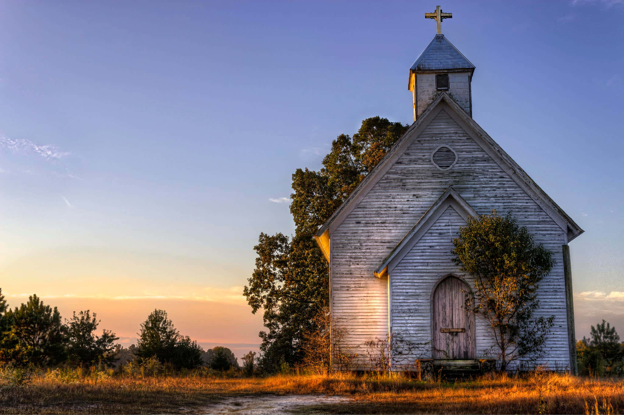 una vista impresionante de una iglesia vibrante bañada por el sol Fondos de pantalla