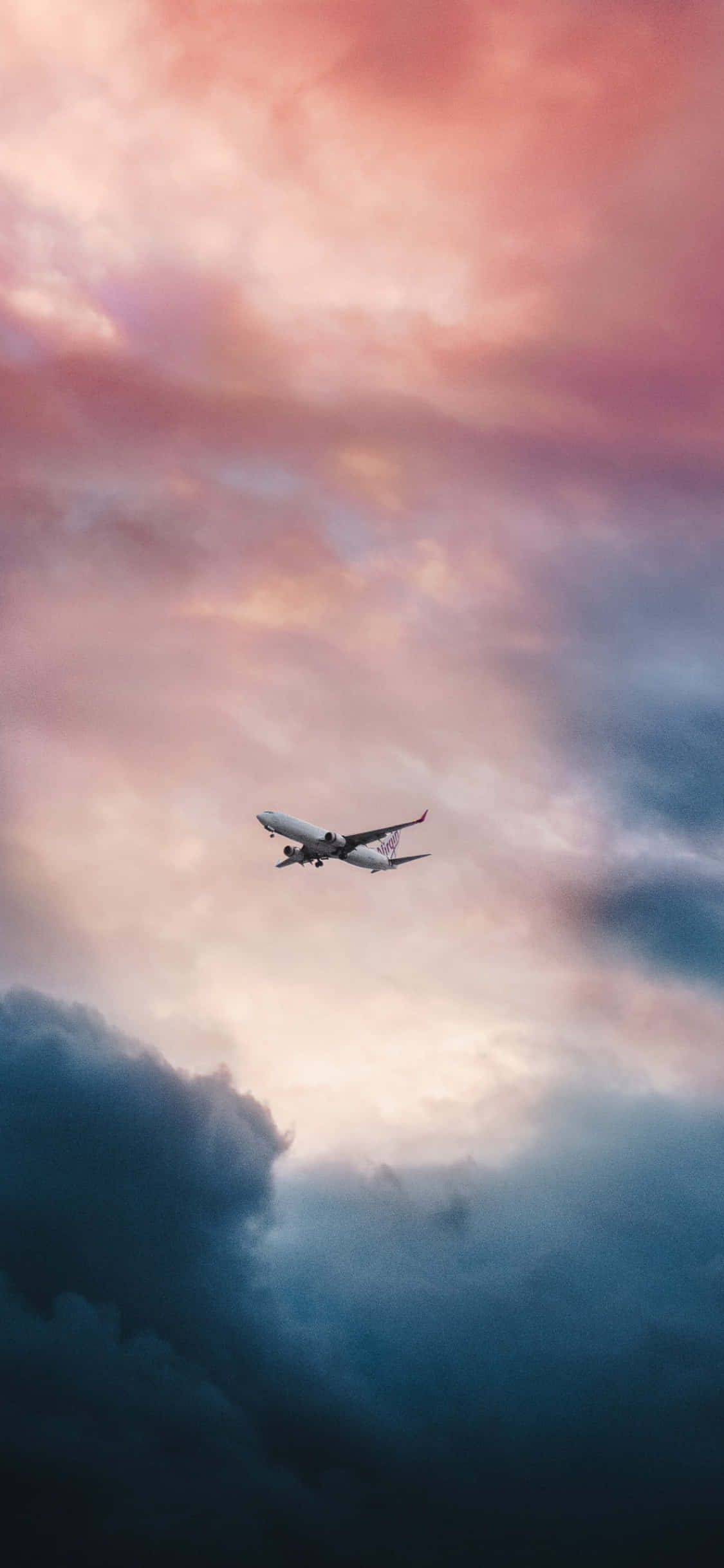 Una vista impresionante del atardecer sobre un pequeño avión. Fondos de pantalla