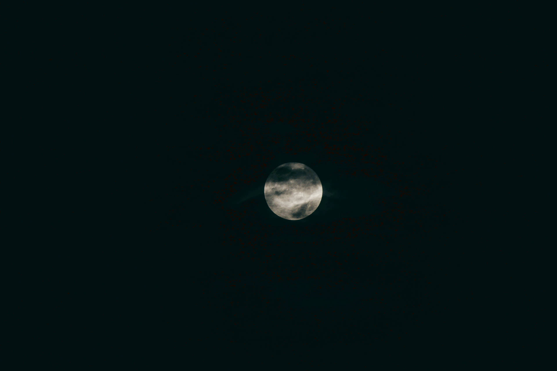 Luna llena en el oscuro cielo de medianoche. Espacio exterior negro puro con luz de luna brillante.